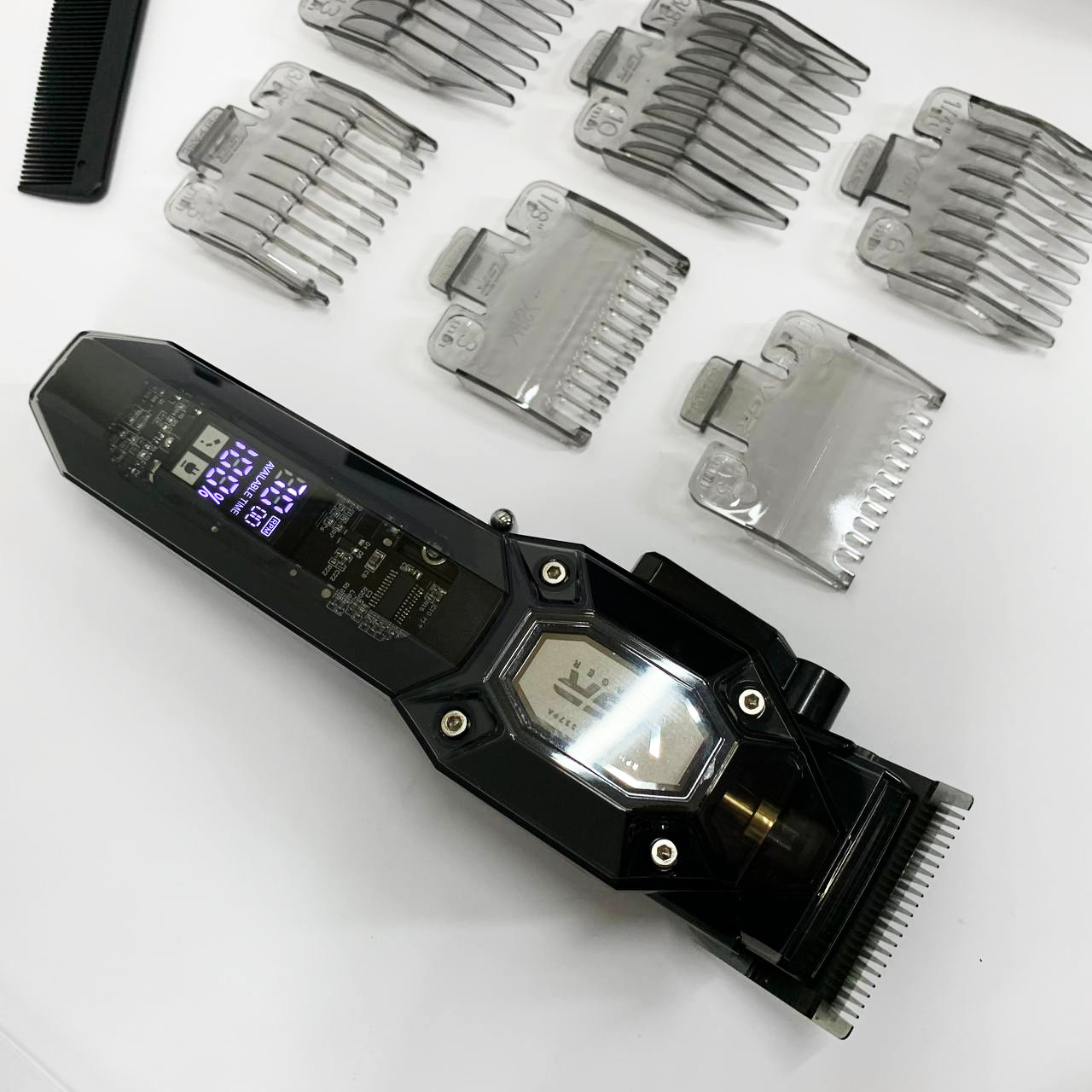Аккумуляторная машинка для стрижки VGR V-600. Цвет: черный