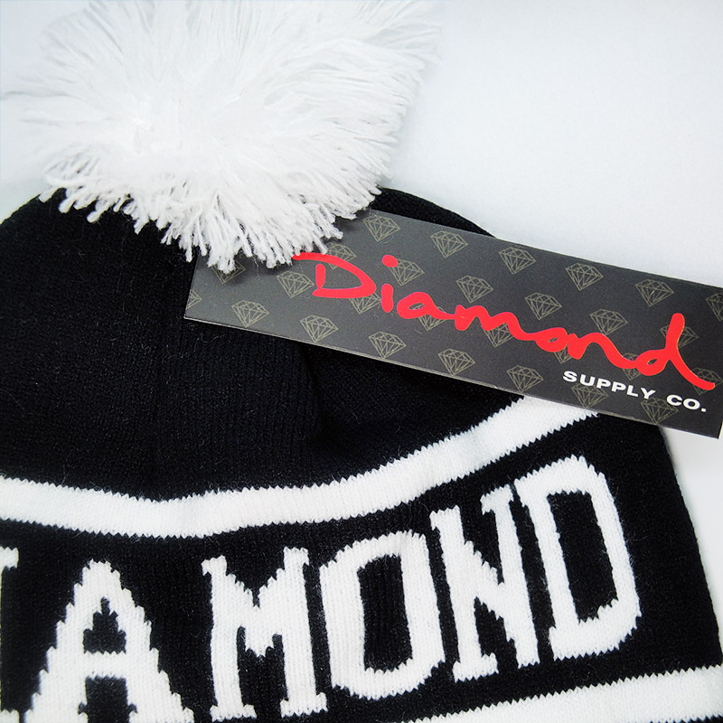 Diamond Шапка чёрная с белым бубоном