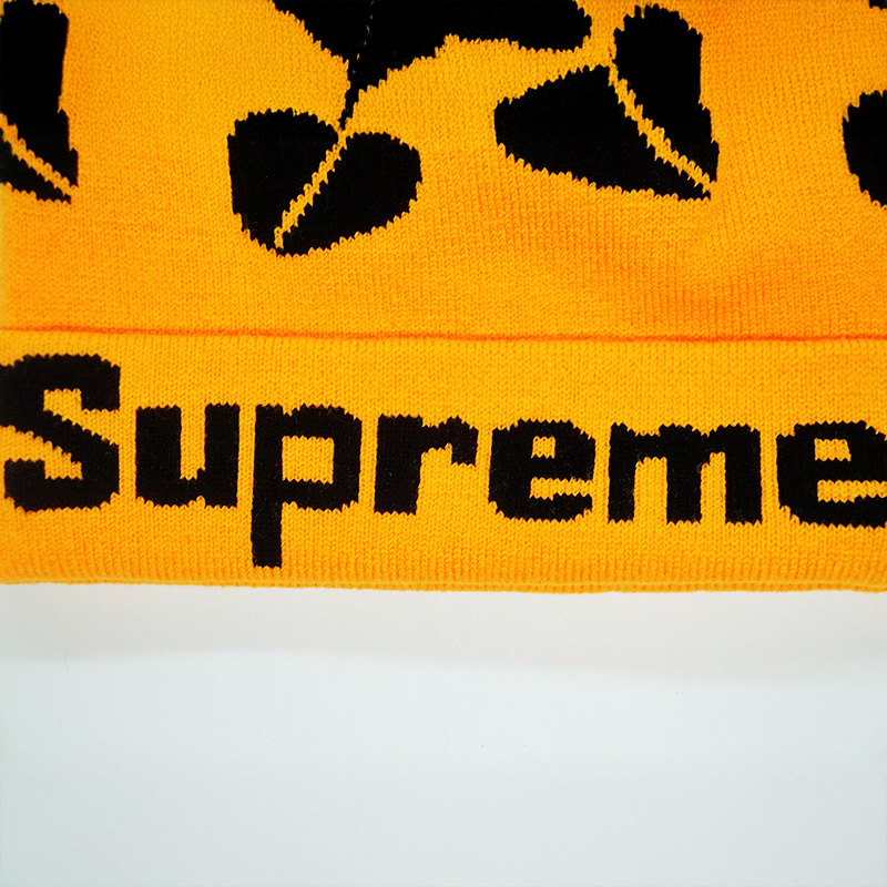 Supreme Шапка оранжевая с бубоном