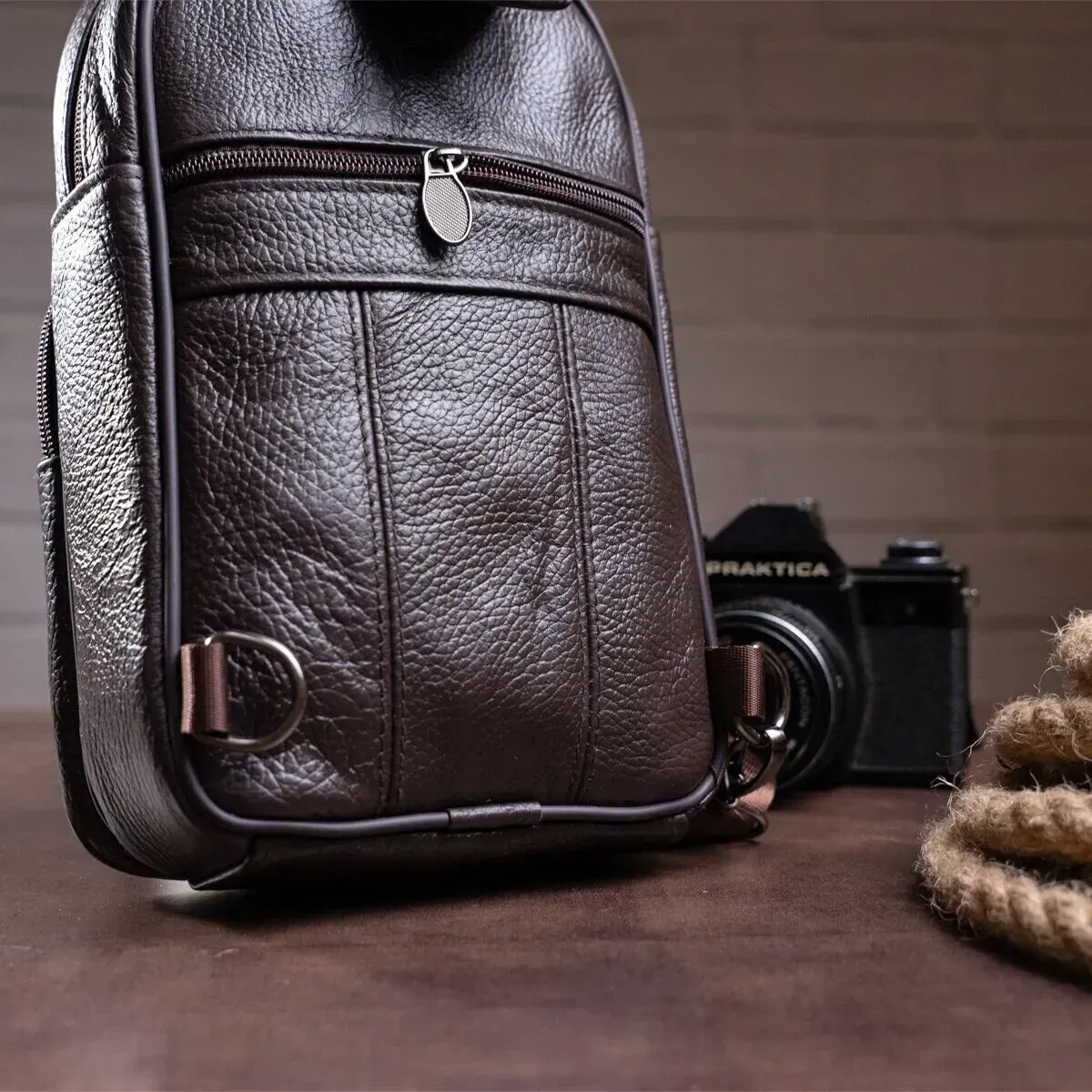 Стильная мужская кожаная сумка слинг среднего размера из качественной итальянской кожи в фирменной упаковке