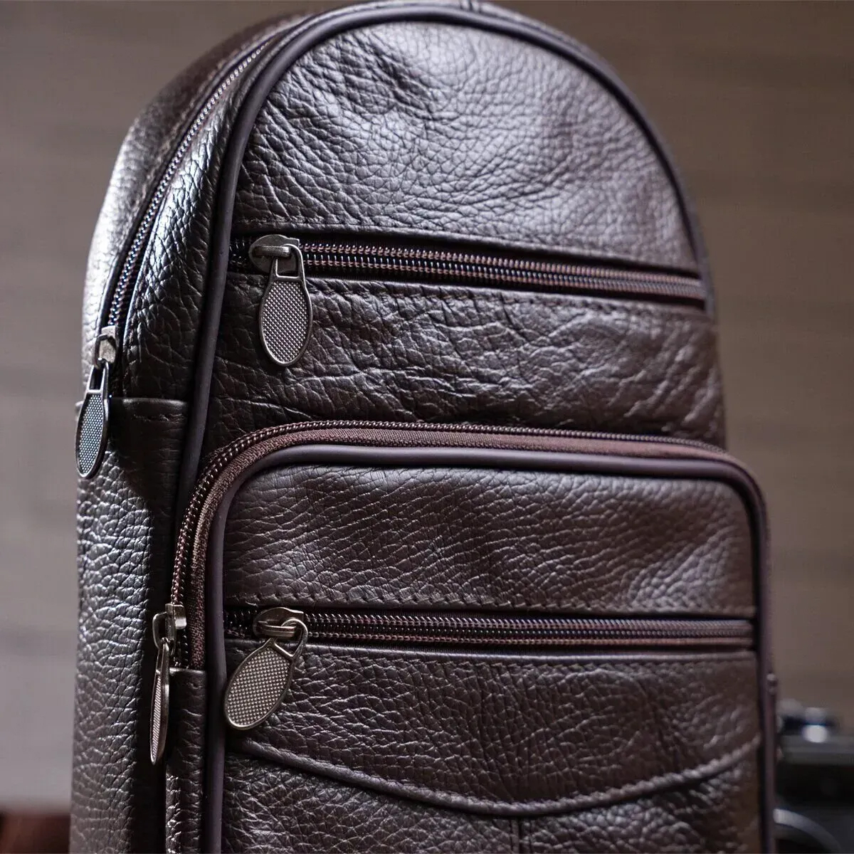 Стильная мужская кожаная сумка слинг среднего размера из качественной итальянской кожи в фирменной упаковке