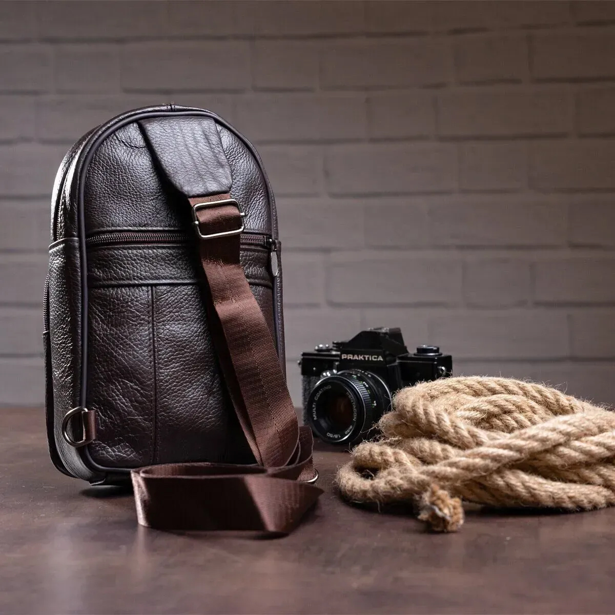 Стильная мужская кожаная сумка слинг среднего размера из качественной итальянской кожи в фирменной упаковке