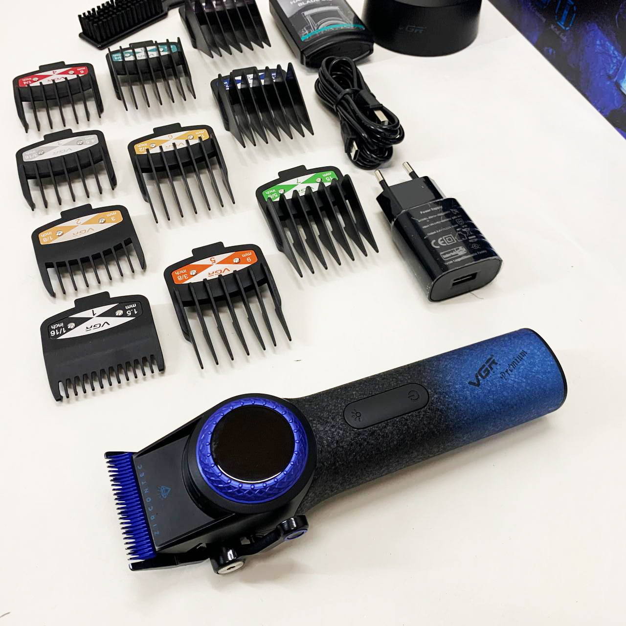Профессиональная машинка для стрижки волос VGR V-001 BLUE с дисплеем 9000 об/мин и 10 насадками 1,5-24 мм