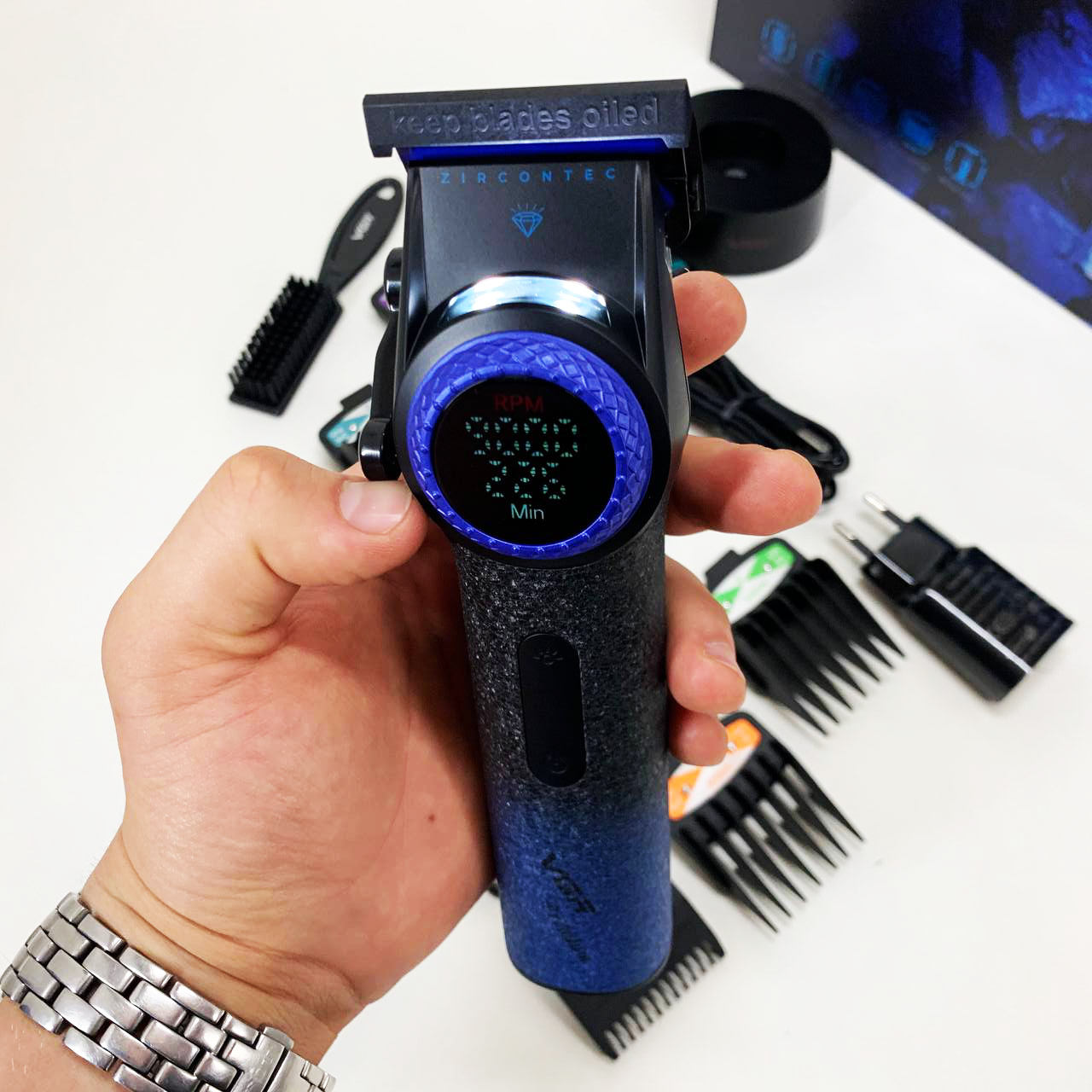 Профессиональная машинка для стрижки волос VGR V-001 BLUE с дисплеем 9000 об/мин и 10 насадками 1,5-24 мм