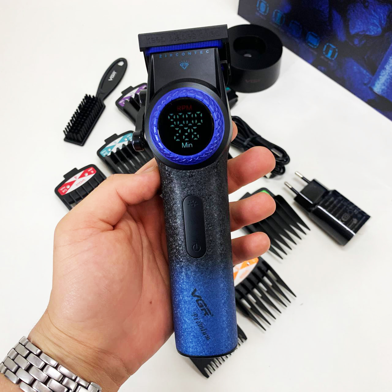 Профессиональная машинка для стрижки волос VGR V-001 BLUE с дисплеем 9000 об/мин и 10 насадками 1,5-24 мм