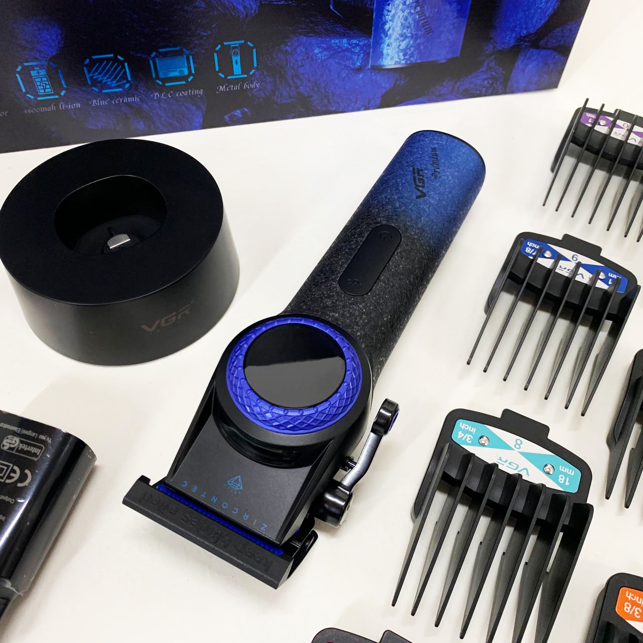 Профессиональная машинка для стрижки волос VGR V-001 BLUE с дисплеем 9000 об/мин и 10 насадками 1,5-24 мм