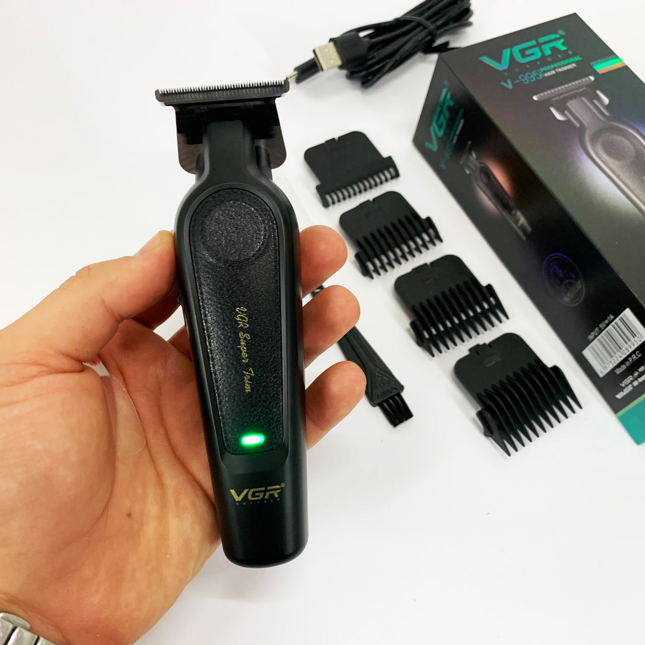 Аккумуляторная машинка для стрижки VGR V-995 + 4 насадки, 2000 мАч, USB
