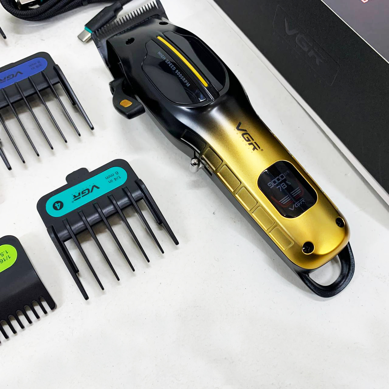 Аккумуляторная машинка для стрижки VGR V-026 GOLD. Цвет: золотой