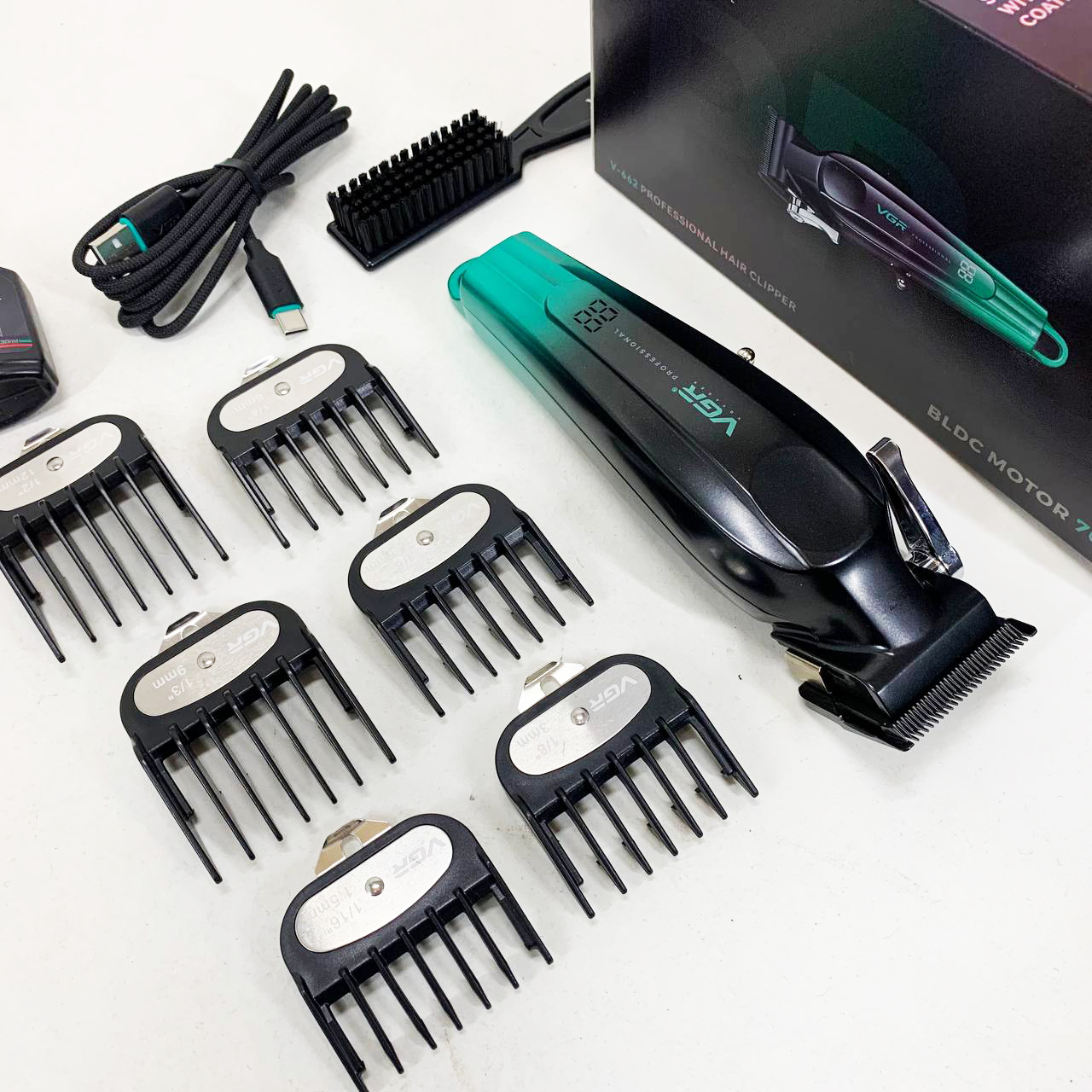 Аккумуляторная машинка для стрижки VGR V-662. Цвет: зеленый