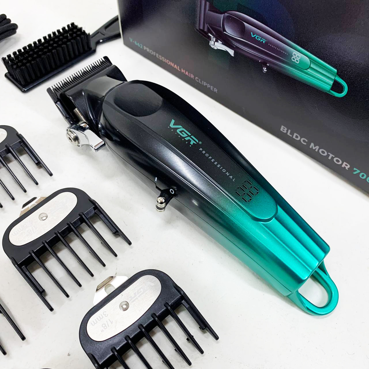 Аккумуляторная машинка для стрижки VGR V-662. Цвет: зеленый