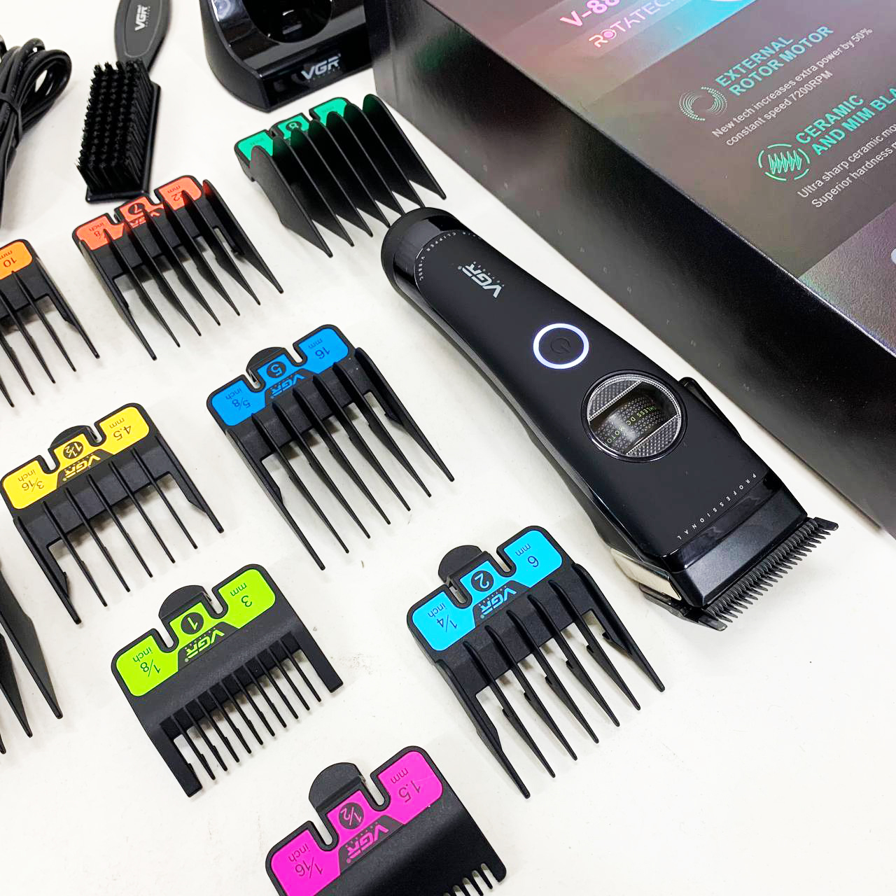 Аккумуляторная машинка для стрижки VGR V-880C. Цвет: черный