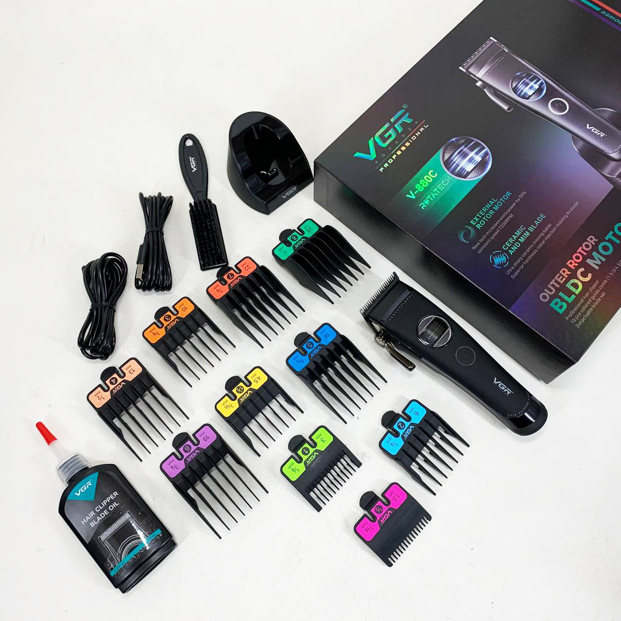 Аккумуляторная машинка для стрижки VGR V-880C. Цвет: черный