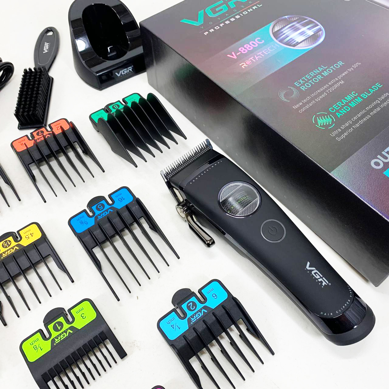 Аккумуляторная машинка для стрижки VGR V-880C. Цвет: черный
