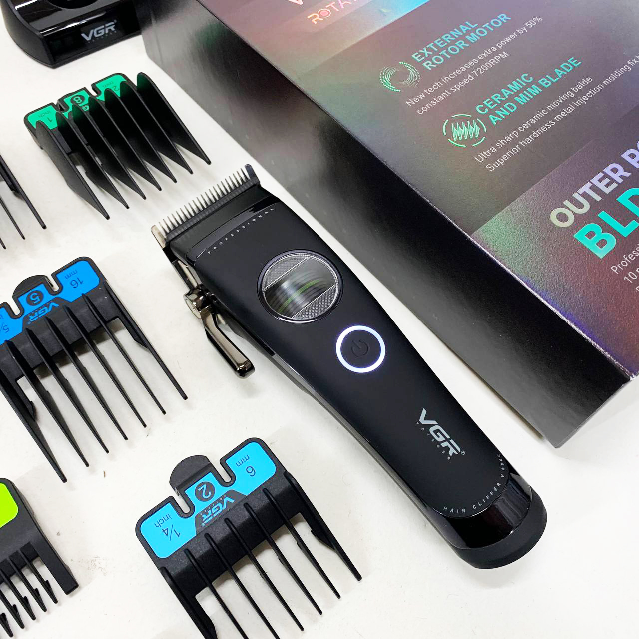 Аккумуляторная машинка для стрижки VGR V-880C. Цвет: черный