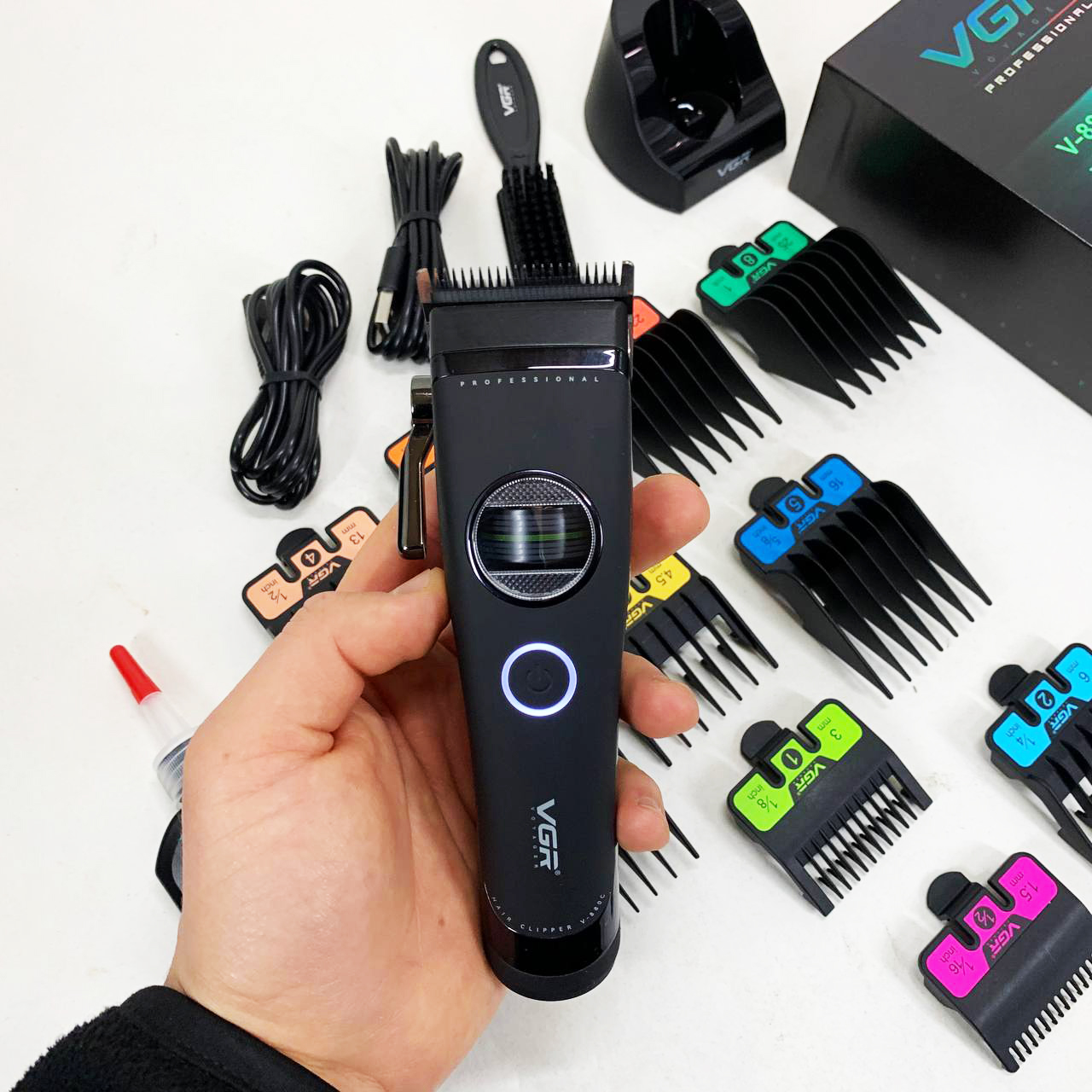 Аккумуляторная машинка для стрижки VGR V-880C. Цвет: черный