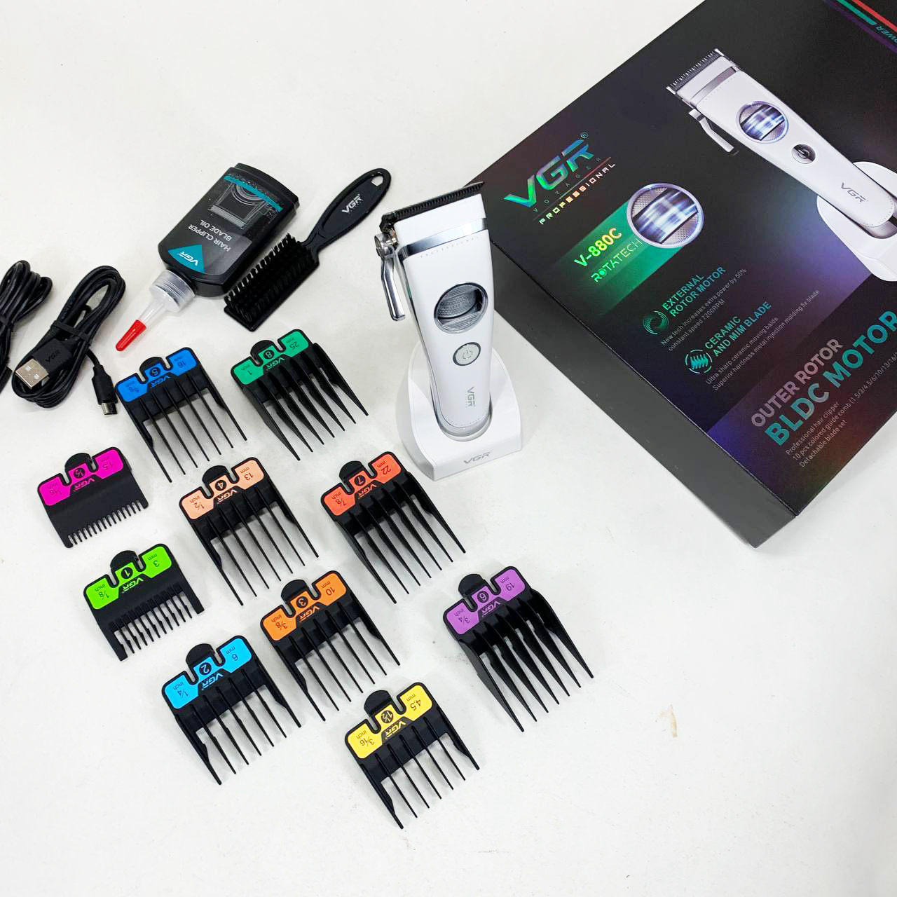 Аккумуляторная машинка для стрижки VGR V-880C. Цвет: белый