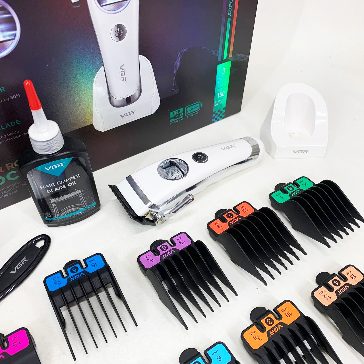 Аккумуляторная машинка для стрижки VGR V-880C. Цвет: белый