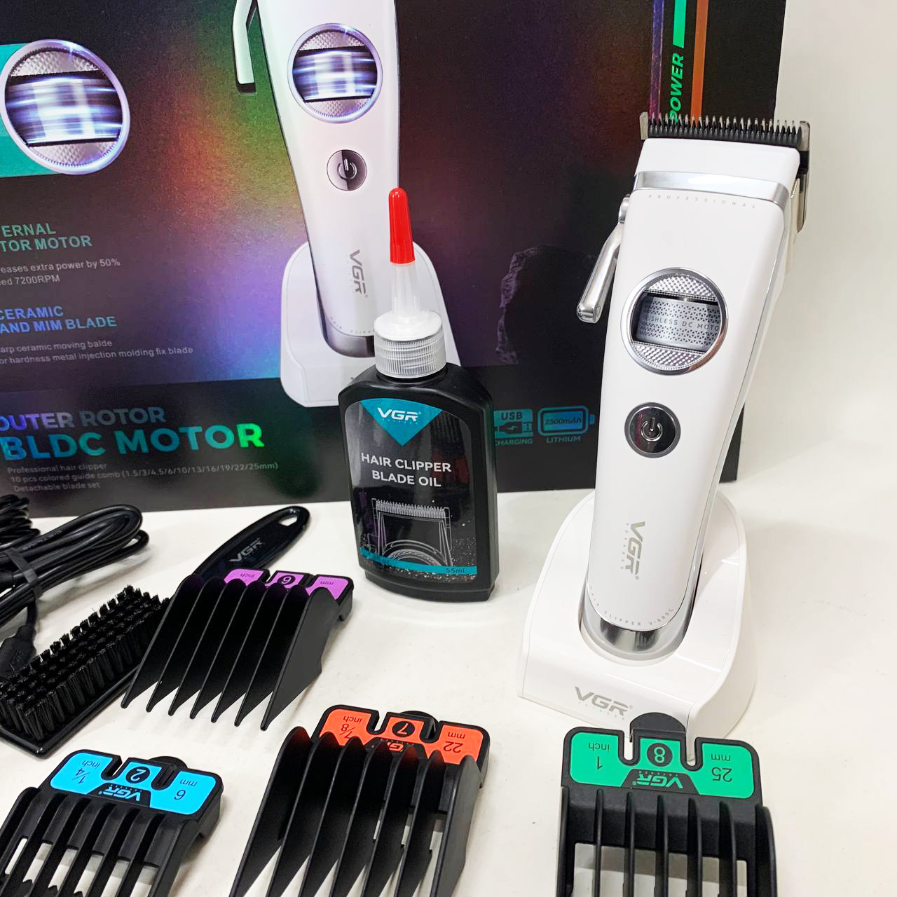 Аккумуляторная машинка для стрижки VGR V-880C. Цвет: белый