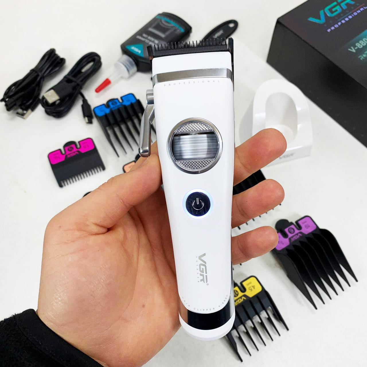 Аккумуляторная машинка для стрижки VGR V-880C. Цвет: белый