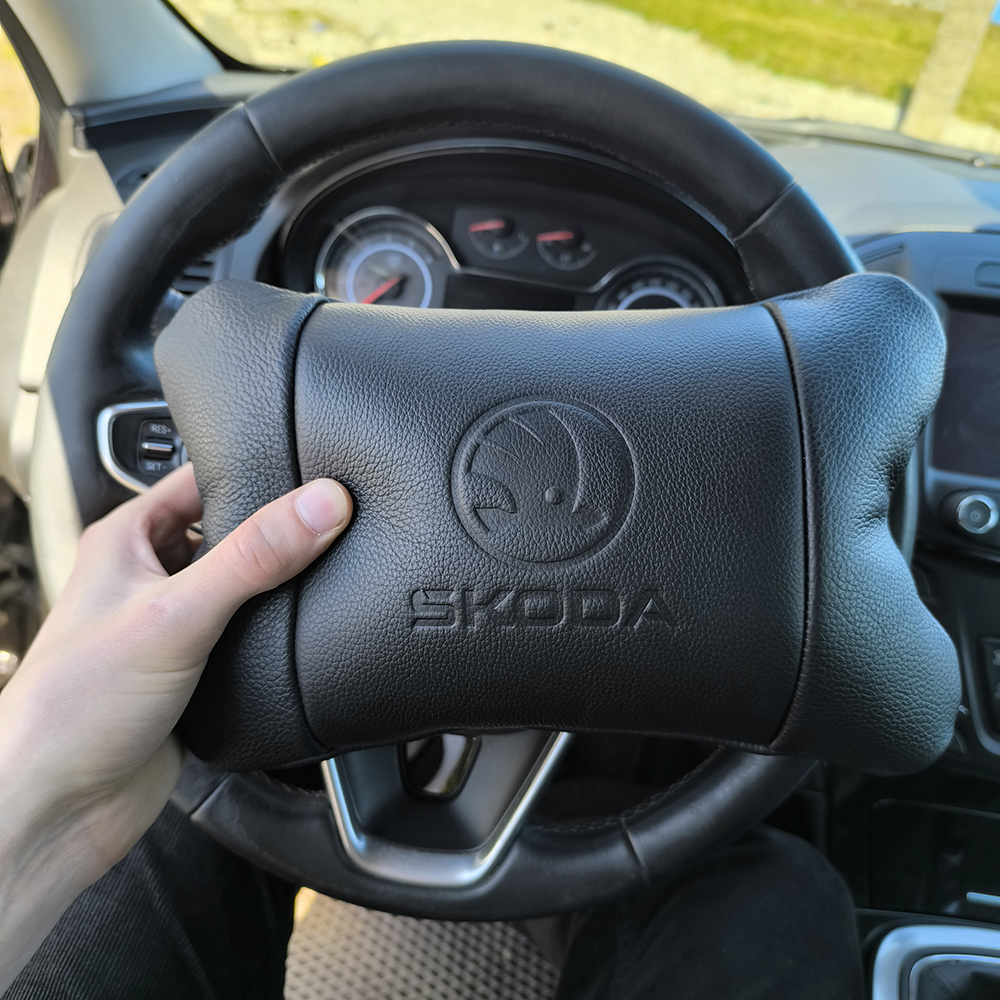 Набор авто подушек Skoda из натуральной кожи + брелок, Автоподушка на подголовник