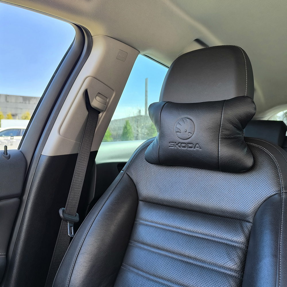Набор авто подушек Skoda из натуральной кожи + брелок, Автоподушка на подголовник