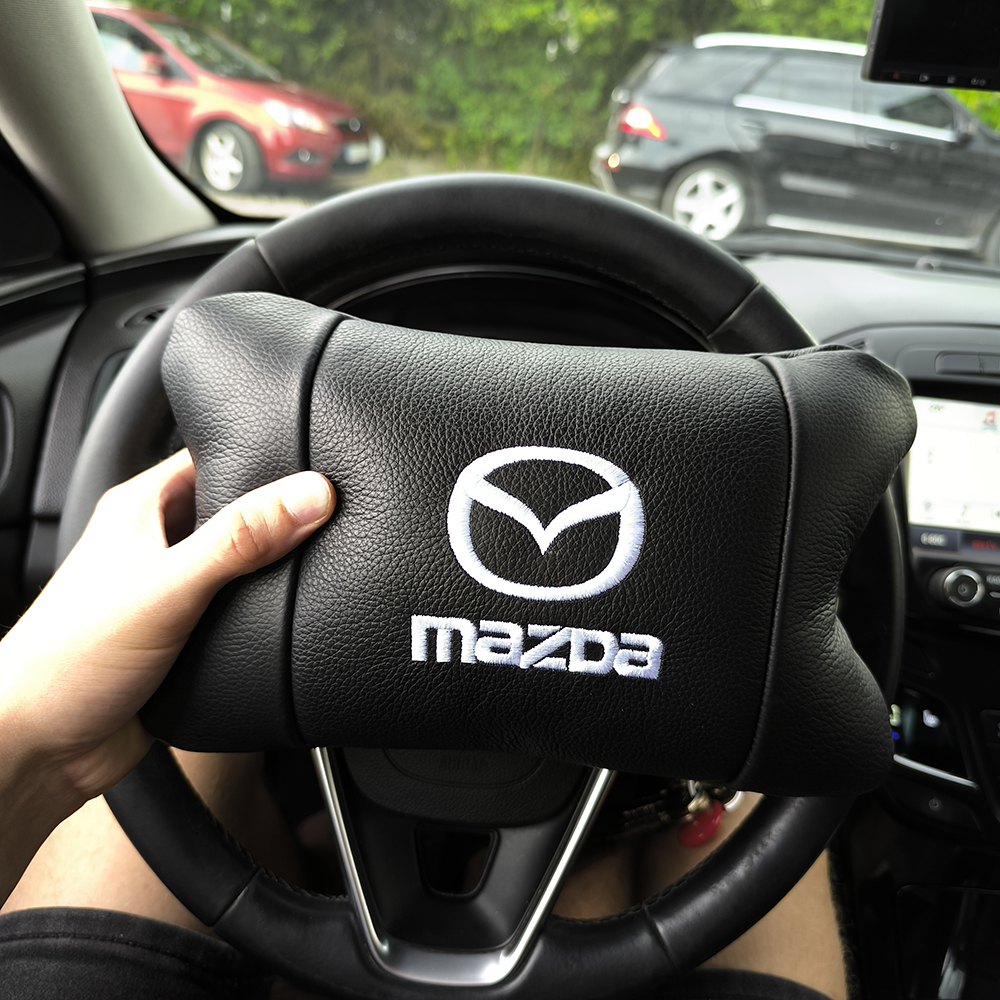 Набор кожаных подушек Mazda с вышивкой логотипа + подарок – кожаный брелок