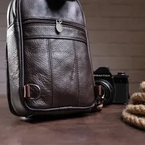 Стильная мужская кожаная сумка слинг среднего размера из качественной итальянской кожи в фирменной упаковке