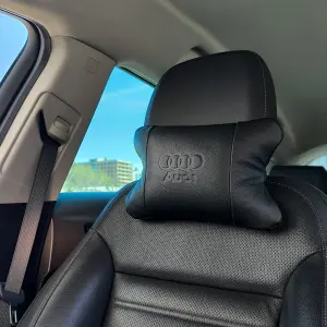 Набор кожаных подушек Audi + брелок в подарок, подушки на подголовник в авто