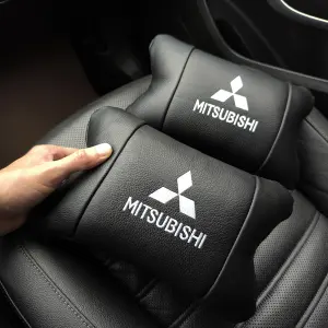 Подушки Mitsubishi из натуральной кожи, Автоподушки на подголовник + кожаный брелок с логотипом.